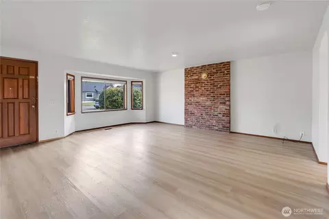 Living - 314 Alder Ave, Sumner, WA 98390 photo 2 of 3