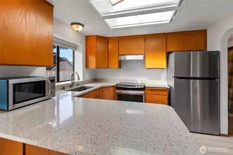 Kitchen - 314 Alder Ave, Sumner, WA 98390 photo 3 of 5