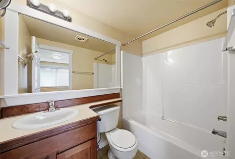 Bath - 1721 Madison St #B, Everett, WA 98203 photo 4 of 4