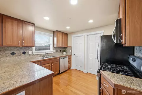 Kitchen - 1721 Madison St #B, Everett, WA 98203 photo 1 of 4