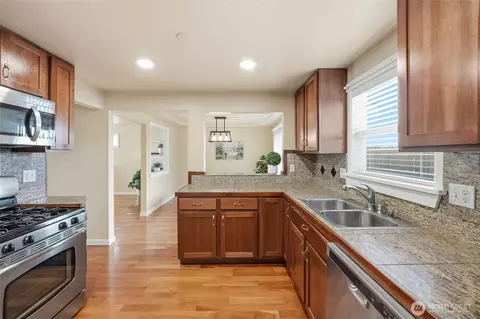 Kitchen - 1721 Madison St #B, Everett, WA 98203 photo 4 of 4