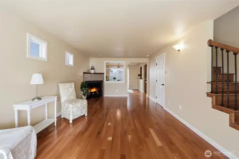 Living - 1721 Madison St #B, Everett, WA 98203 photo 2 of 4