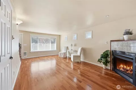 Living - 1721 Madison St #B, Everett, WA 98203 photo 1 of 4