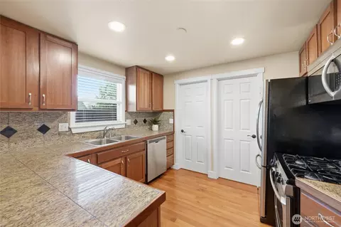 Kitchen - 1721 Madison St #B, Everett, WA 98203 photo 2 of 4