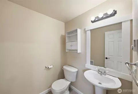 Bath - 1721 Madison St #B, Everett, WA 98203 photo 1 of 4