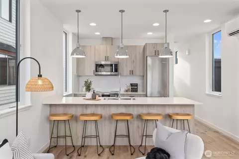 945 NW 61st St, Seattle, WA 98107