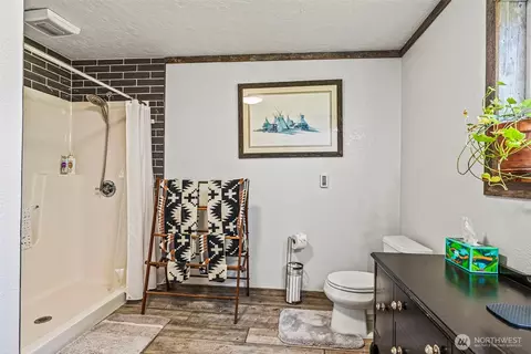 Bath - 152 Simme Valley Ln, Winlock, WA 98596 photo 2 of 4