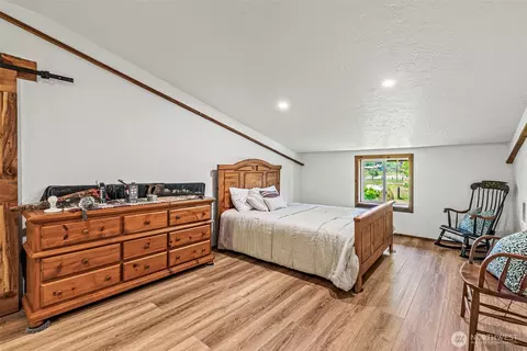 Bedroom - 152 Simme Valley Ln, Winlock, WA 98596 photo 2 of 5