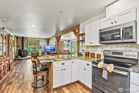 Kitchen - 152 Simme Valley Ln, Winlock, WA 98596 photo 4 of 4