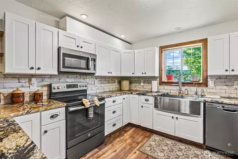 Kitchen - 152 Simme Valley Ln, Winlock, WA 98596 photo 3 of 4
