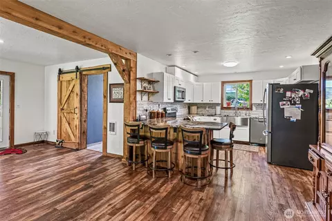 Kitchen - 152 Simme Valley Ln, Winlock, WA 98596 photo 2 of 4