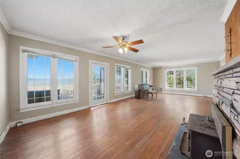 Living - 5224 Lowell Larimer Rd, Everett, WA 98208 photo 1 of 4