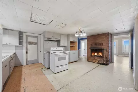 Kitchen - 5224 Lowell Larimer Rd, Everett, WA 98208 photo 2 of 3