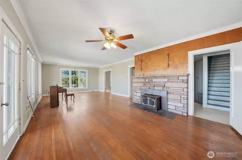 Living - 5224 Lowell Larimer Rd, Everett, WA 98208 photo 2 of 4