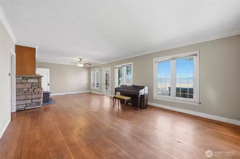 Living - 5224 Lowell Larimer Rd, Everett, WA 98208 photo 3 of 4