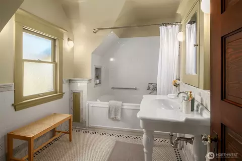 Bath - 952 16th Ave E, Seattle, WA 98112 photo 1 of 2