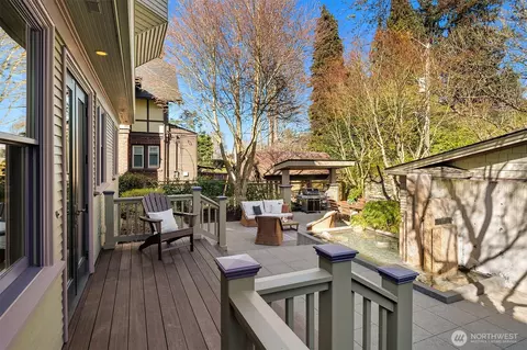 Exterior - 952 16th Ave E, Seattle, WA 98112 photo 5 of 6