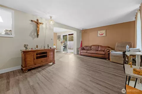 Living - 212 Madison St, Everett, WA 98203 photo 7 of 8