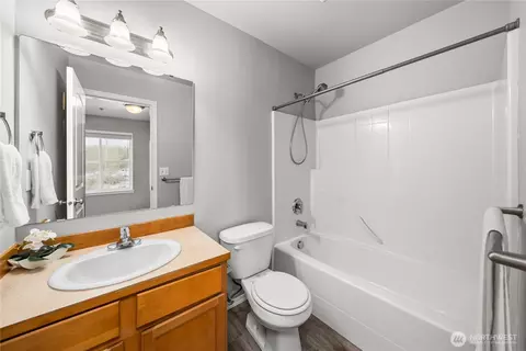Bath - 816 Cherry Ave #5A&B, Sumner, WA 98390 photo 6 of 6