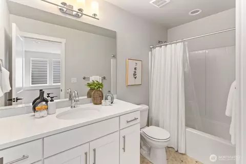 Bath - 4022 215 Pl SE, Bothell, WA 98021 photo 3 of 4