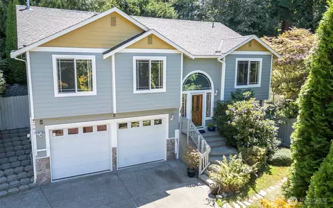 2703 5th St SW, Puyallup, WA 98373