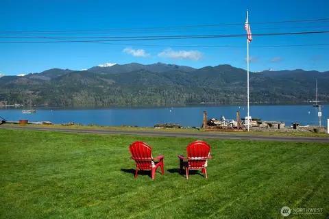 667 Wyatt Ln W, Seabeck, WA 98380