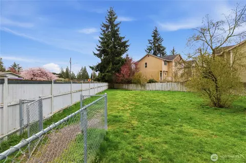 Exterior - 8823 Holly Dr #E201, Everett, WA 98208 photo 5 of 7