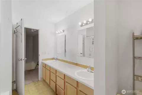 Bath - 8823 Holly Dr #E201, Everett, WA 98208 photo 2 of 4