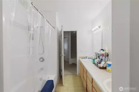 Bath - 8823 Holly Dr #E201, Everett, WA 98208 photo 3 of 4
