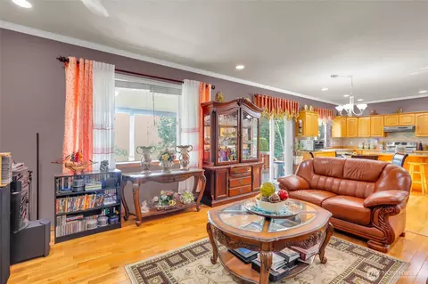 Living - 10209 28th Dr SE, Everett, WA 98208 photo 2 of 2