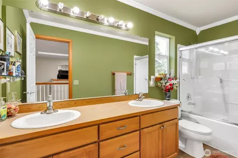 Bath - 10209 28th Dr SE, Everett, WA 98208 photo 2 of 4