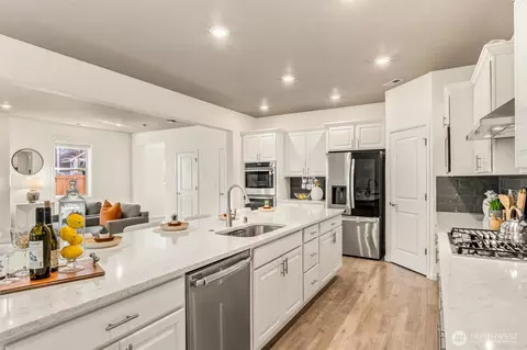 Kitchen - 23711 43 Dr SE, Bothell, WA 98021 photo 3 of 7