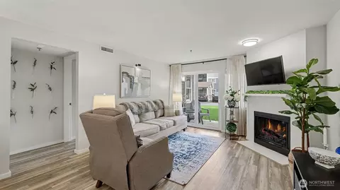 250 NW Dogwood St #E-102, Issaquah, WA 98027