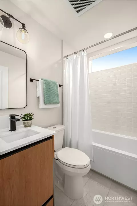 Bath - 1127 B 10th Ave E, Seattle, WA 98102 photo 2 of 3