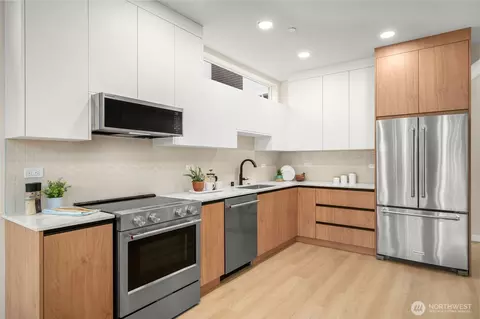 Kitchen - 1127 B 10th Ave E, Seattle, WA 98102 photo 1 of 2