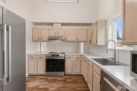 Kitchen - 21717 50th Ave E, Spanaway, WA 98387 photo 2 of 3
