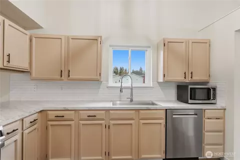 Kitchen - 21717 50th Ave E, Spanaway, WA 98387 photo 3 of 3