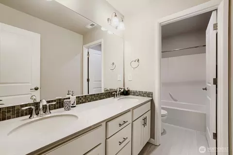 Bath - 4129 187th Pl SE, Bothell, WA 98012 photo 2 of 5