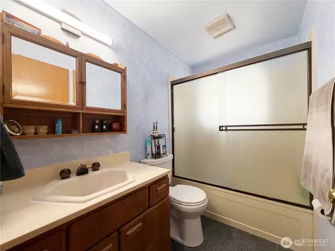Bath - 8825 Corbin Dr, Everett, WA 98204 photo 2 of 2
