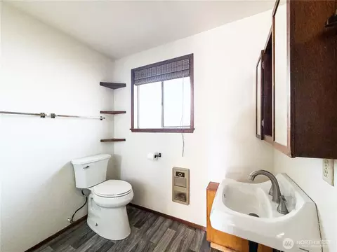 Bath - 8825 Corbin Dr, Everett, WA 98204 photo 1 of 2