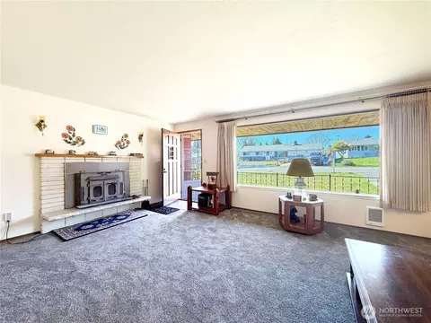 Living - 8825 Corbin Dr, Everett, WA 98204 photo 1 of 3