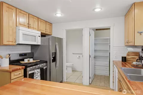 Kitchen - 1721 Madison St #C, Everett, WA 98203 photo 2 of 4