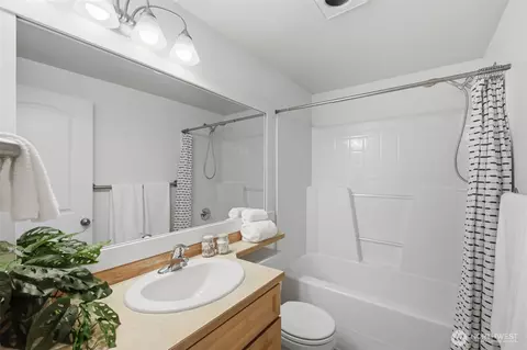 Bath - 1721 Madison St #C, Everett, WA 98203 photo 2 of 3