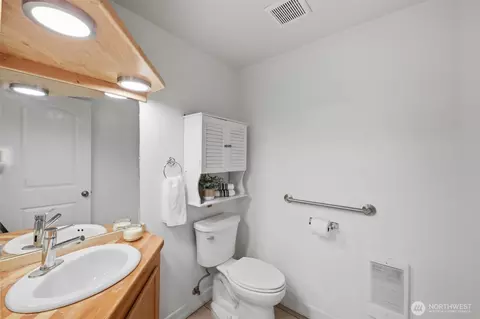 Bath - 1721 Madison St #C, Everett, WA 98203 photo 1 of 3