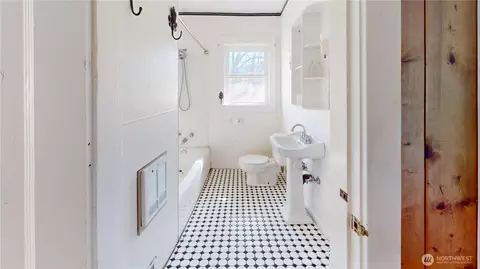 Bath - 1803 Juniper, Oroville, WA 98844 photo 1 of 3