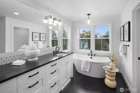 Bath - 208 35th Ave E, Seattle, WA 98112 photo 3 of 5