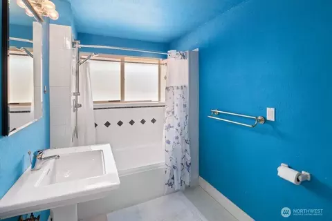 Bath - 226 Bridge Way, Everett, WA 98201 photo 1 of 1