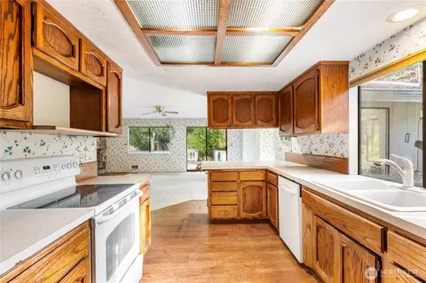 Kitchen - 23323 49th Ave SE, Bothell, WA 98021 photo 2 of 2