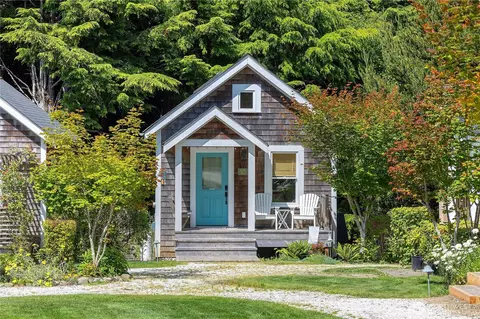 17 Beach Cabin Ln, Pacific Beach, WA 98571