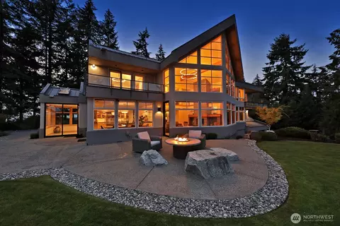8045 Possession Rd, Clinton, WA 98236